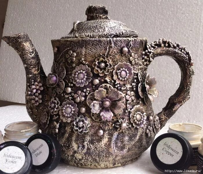 Чайник сделана из какого материала. Декор чайника. Чайники декорированные. Декор из старых чайников. Декор старого чайника.