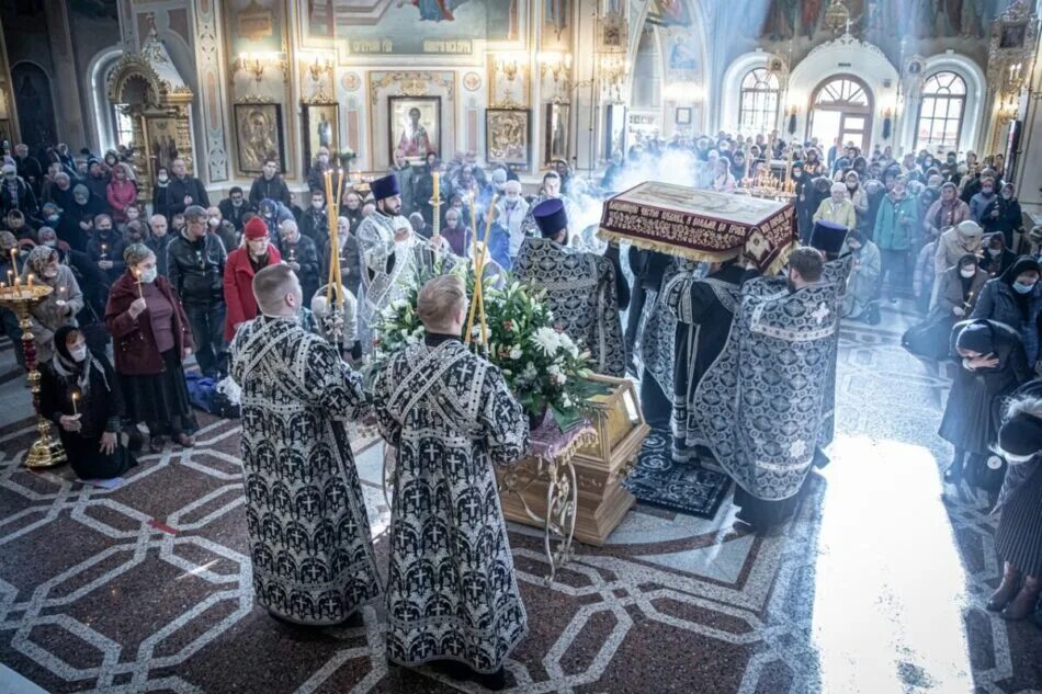 Какого числа страстная пятница в 2024. Великая пятница вынос Плащаницы. Вынос Плащаницы в страстную пятницу. Страстная пятница плащаница. Вынос Плащаницы 2023.