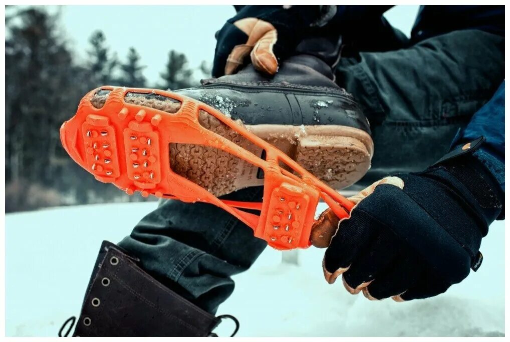 Обувь для гололеда. Обувь при гололеде. Носки для зимних сапог. Лайфхаки для обуви от скольжения зимой. Подходящая обувь в гололед.