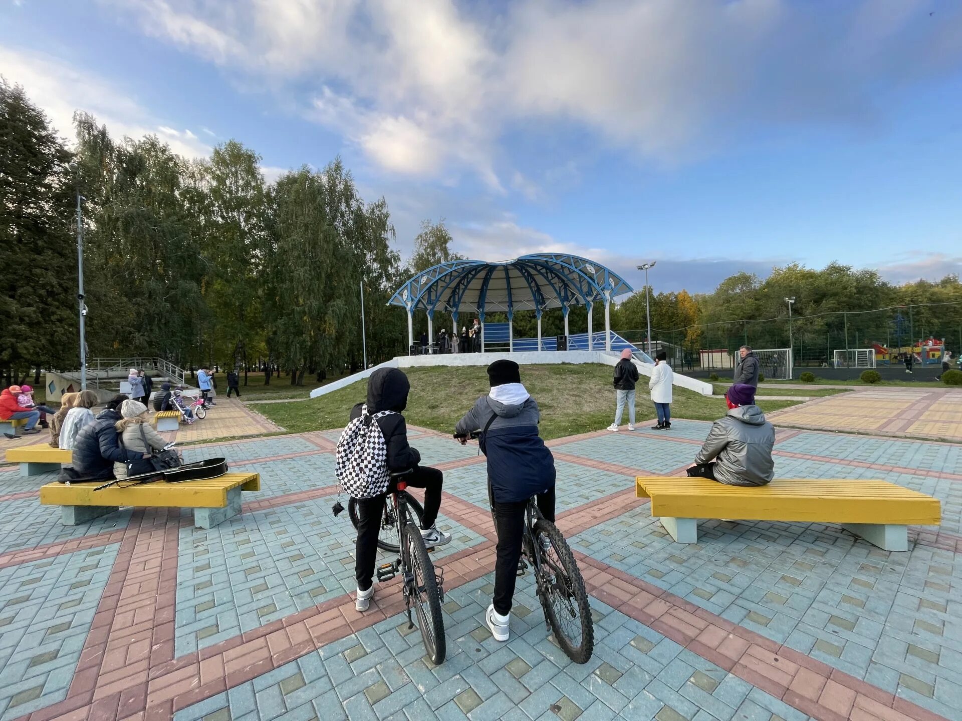 Набережная молодежи 1. Набережная рабочей молодежи 1 екатеринбург. Молодёжная. Набережная молодежи 1. Екатеринбург, улица рабочей молодежи набережная, дом 1.