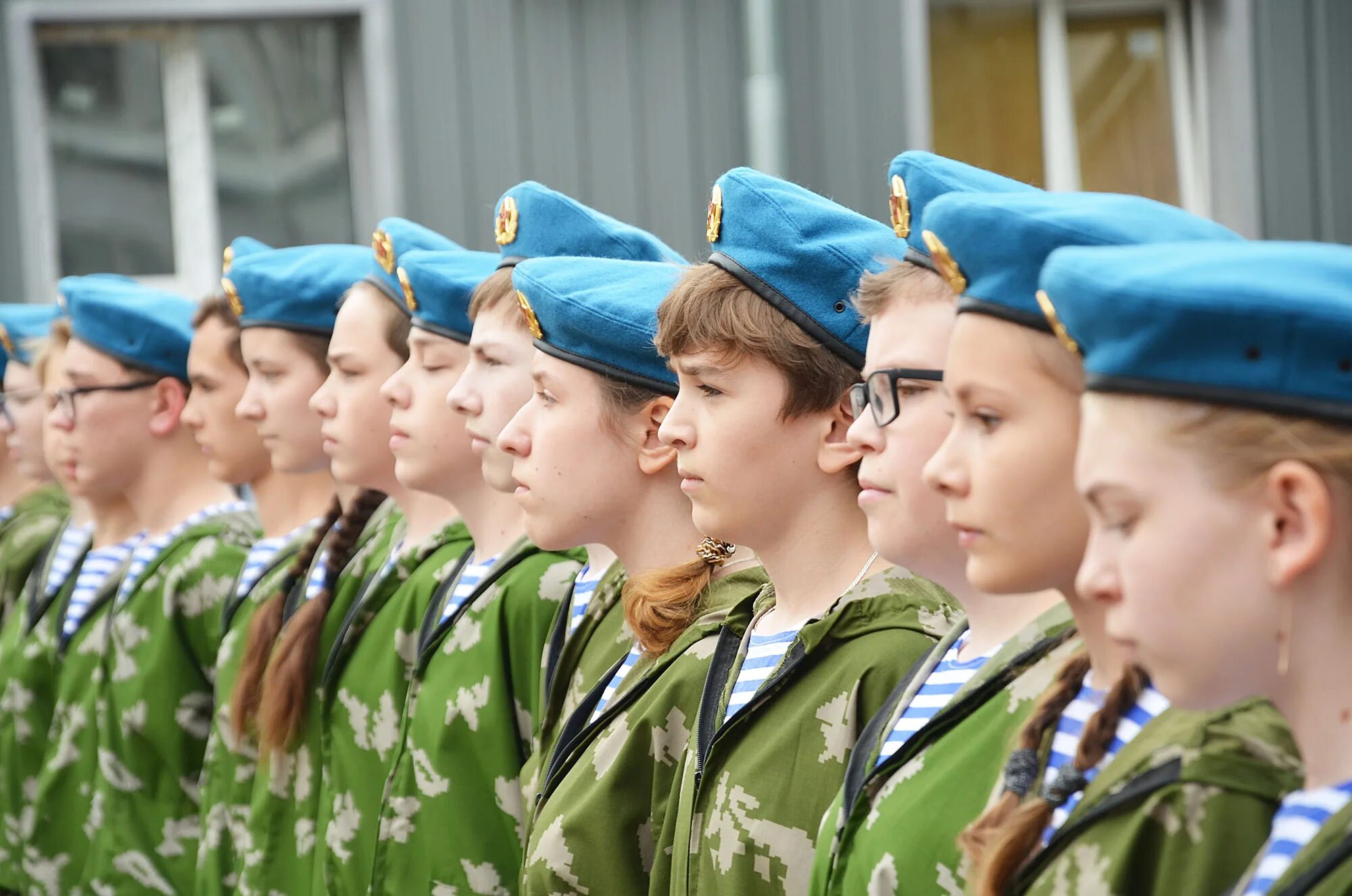 Смотр строя. Военная форма для школьников на смотр строя. Форма для маршировки. Военная форма для маршировки в школе. Строевые песни для школы