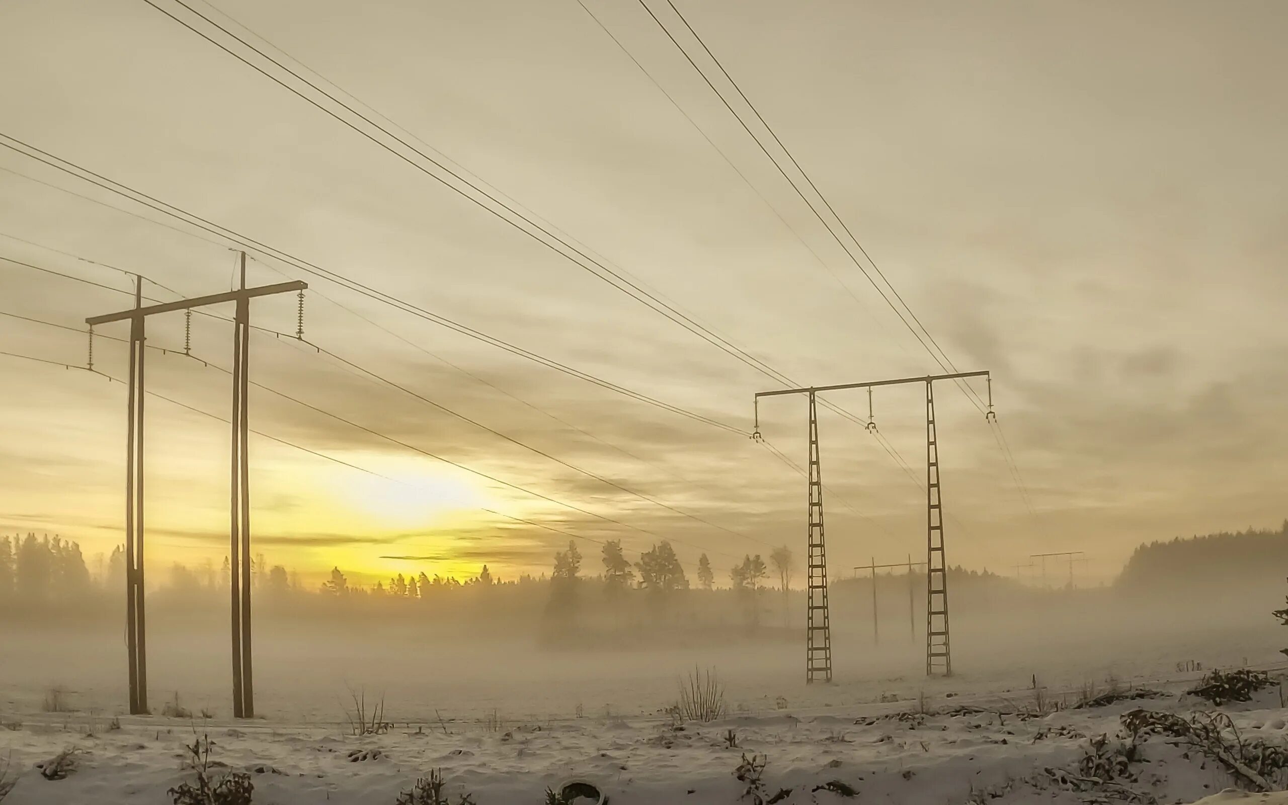 Столбы электропередач. Обледенение линий электропередач. Линия вл 110 кв. Лэп. Налипание снега на провода.