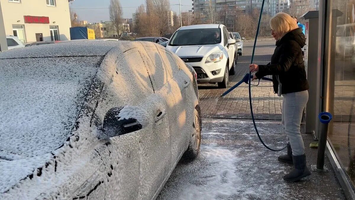 Почему машину моют снизу вверх. Мойка машины. Правильная мойка автомобиля. Моет машину. Мойка автомобиля на мойке самообслуживания.