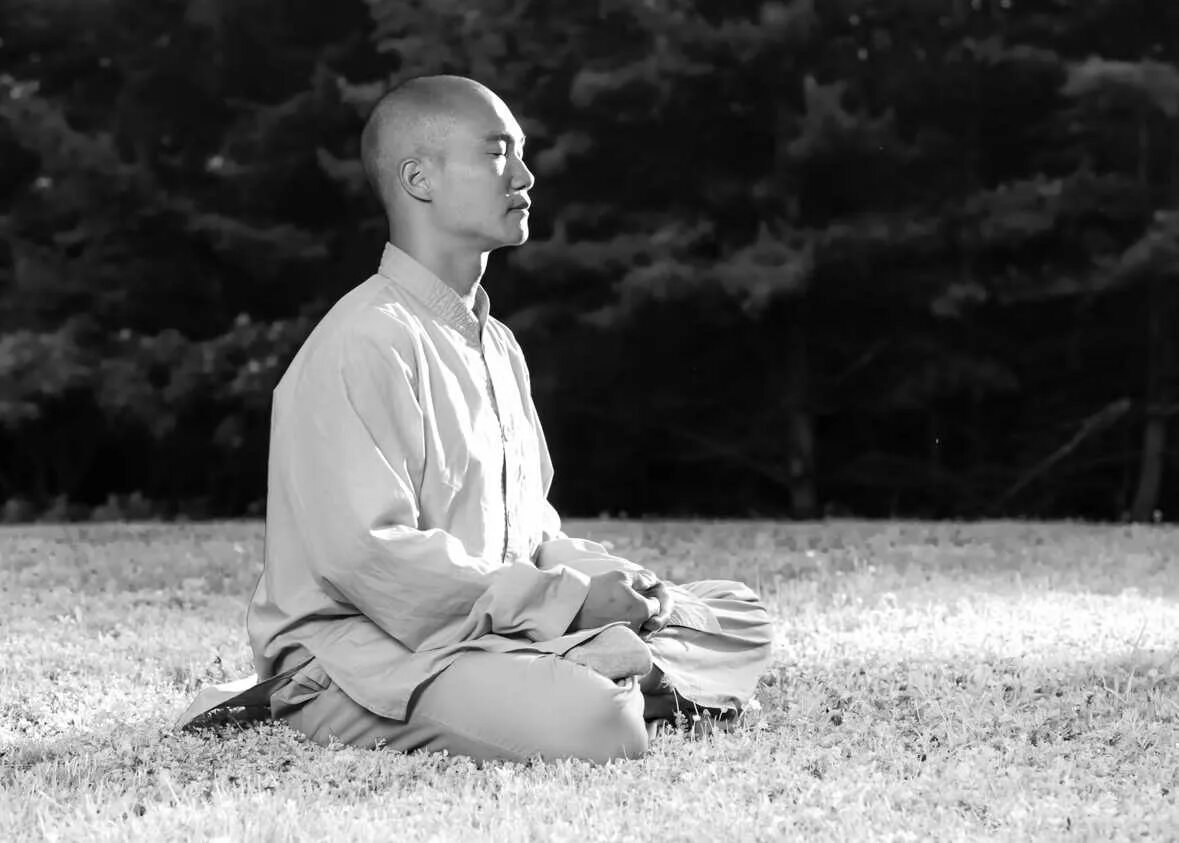 Жизнь учителя дзен. Монах Шаолинь медитирует. Левитирующие монахи Тибета. Шаолиньский монах медитация. Монахи шаолиньского монастыря медитация.