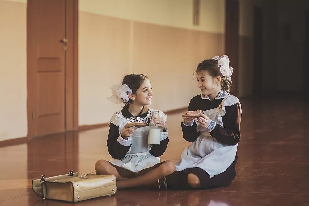 девочки в школе. фотосессия школьников. стиль преппи сплетница. девочка за партой. школа первоклассника.