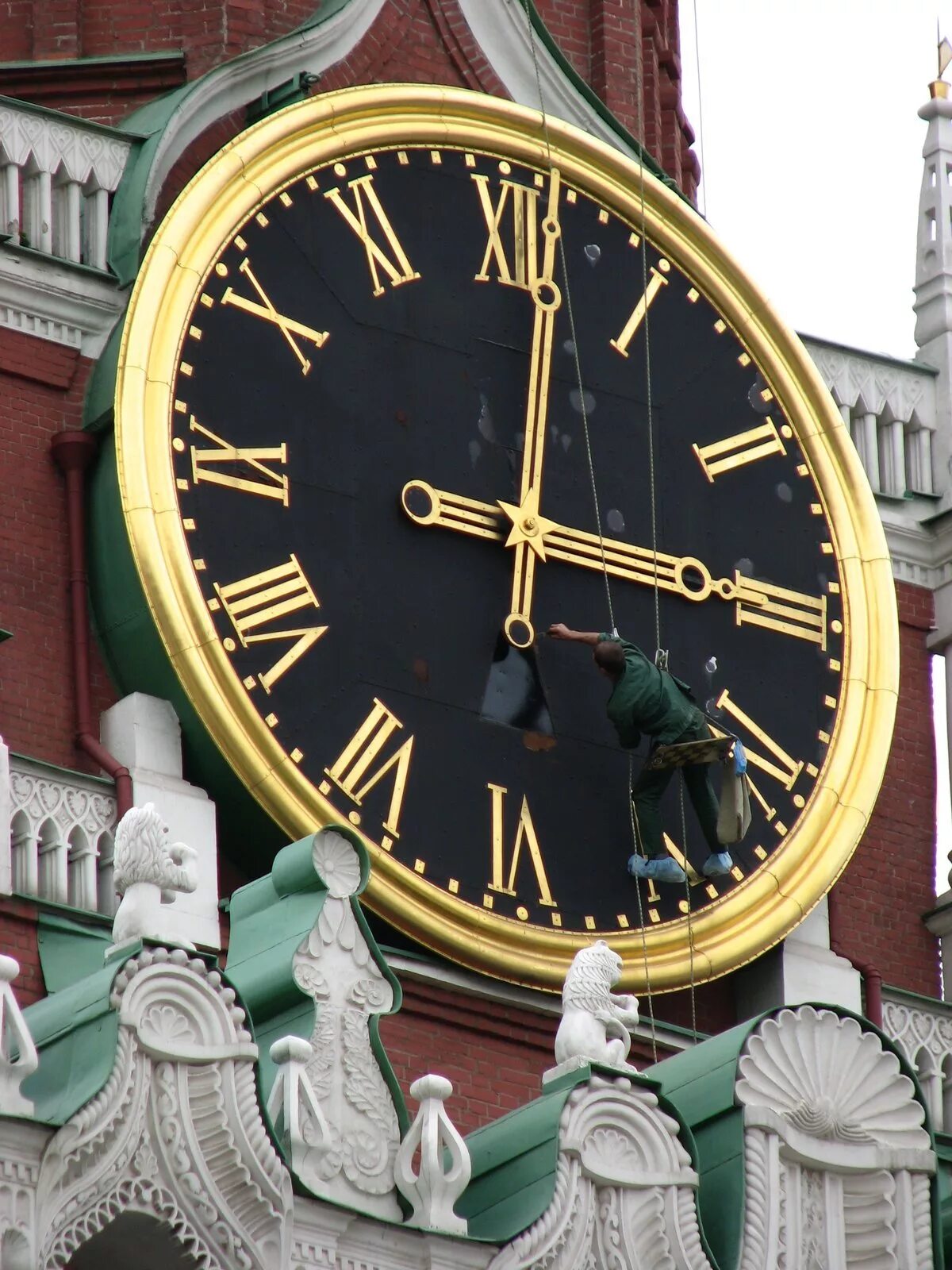 Кремлевская стрелка. Часы Спасской башни Московского Кремля. Спасская башня куранты. Куранты на Спасской башне Московского Кремля. Часы Спасская башня Московского Кремля.