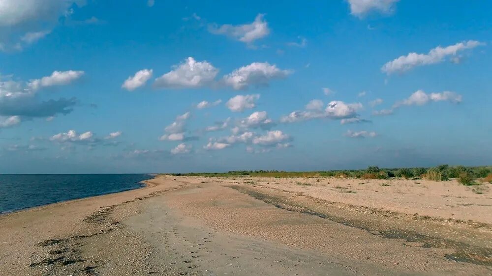 Ачуевская коса на карте краснодарский край. Ачуевская коса с высоты птичьего полета. Ачуевская коса отдых. Ачуевская коса с высоты птичьего полета. Ачуевская коса с высоты птичьего полета.