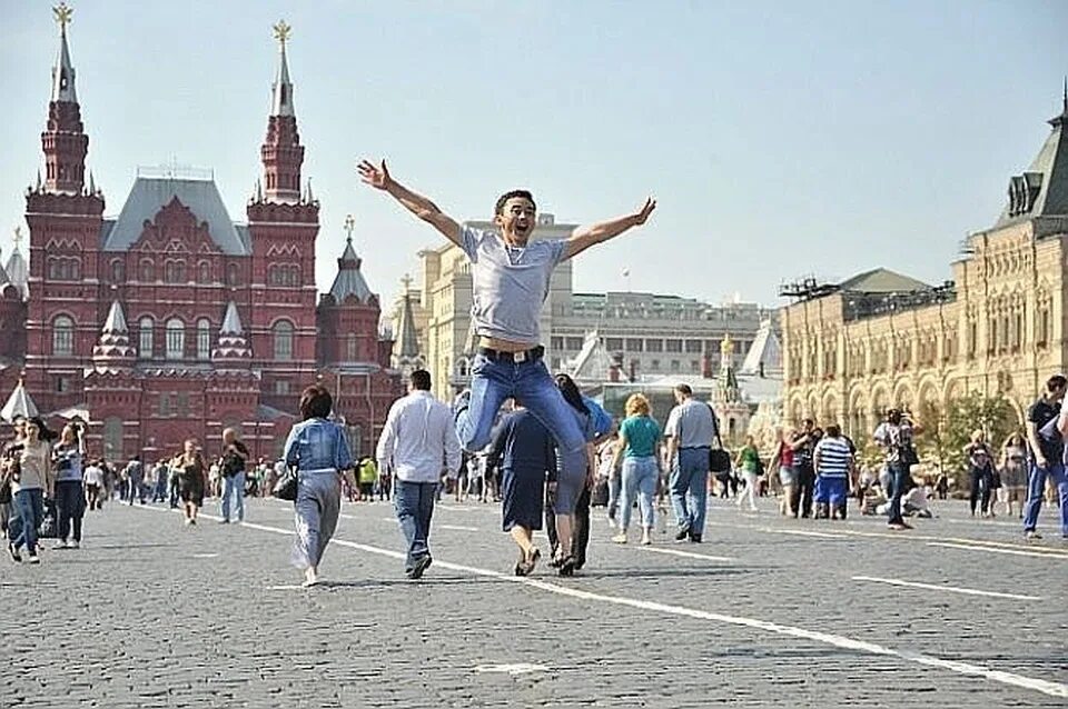 Сколько человек в москве и московской области. Москва люди. Люди на красной площади. Парень на красной площади. Туристы на красной площади.