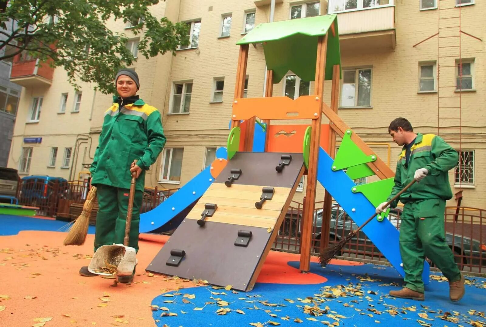 Кто чистит детскую площадку в детском саду