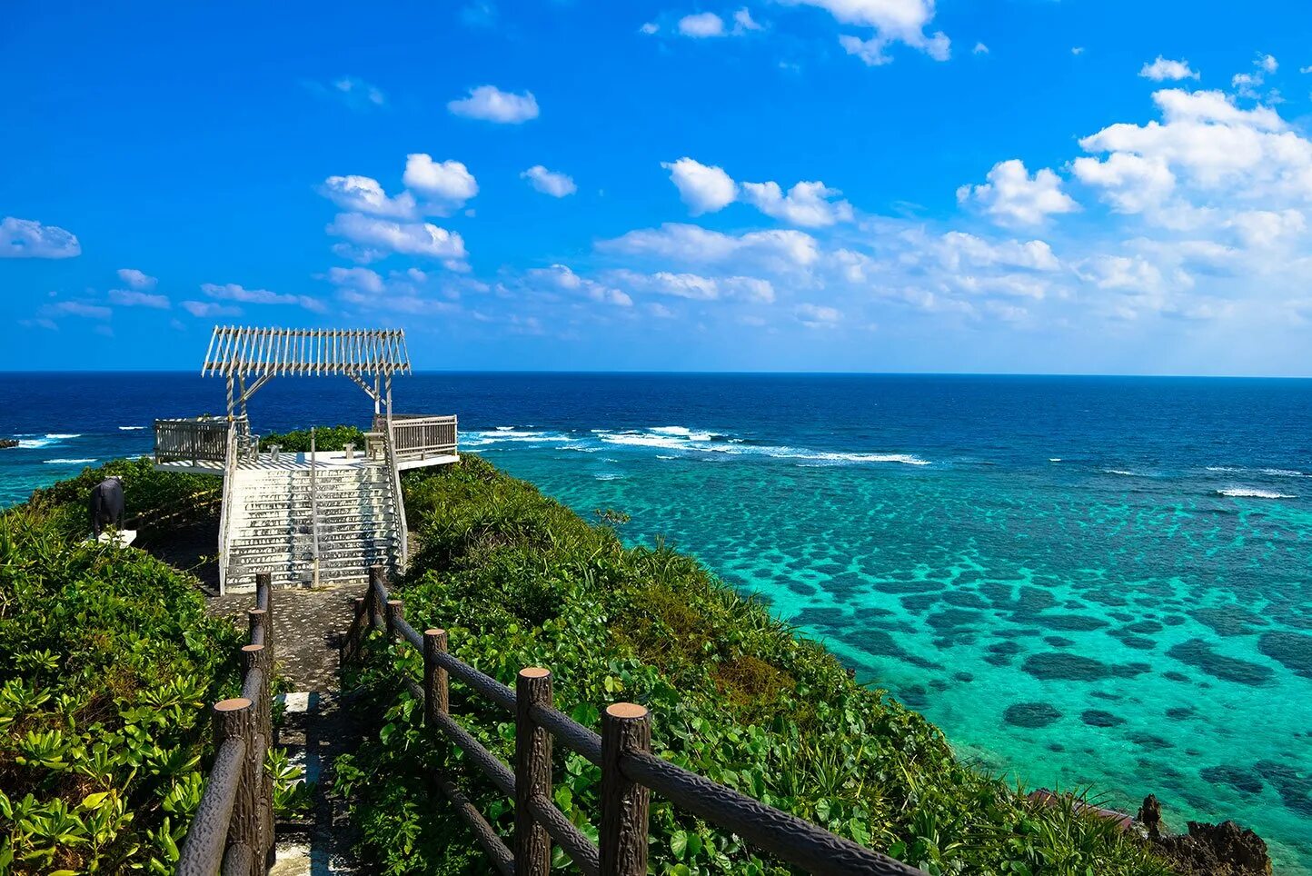 Kurumba maldives 5. Город остров курорт. Сирмионе гарда. Курорт санья китай. Шангри ла мальдивы.