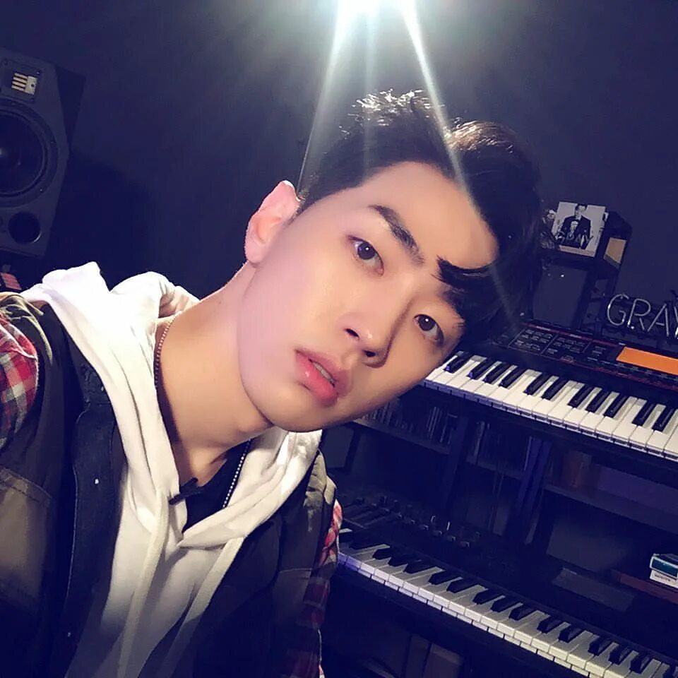 Джи грей. Грей AOMG. Lee Sung Hwa грей. Грей кпоп. Gray korean Rapper.