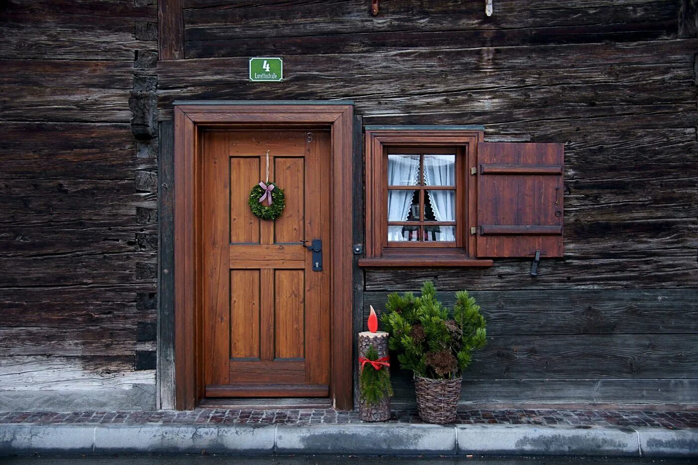 Деревянная дверь. Дверь в деревенском доме. Дверь в избу. Красивые двери. Открытые красивые двери