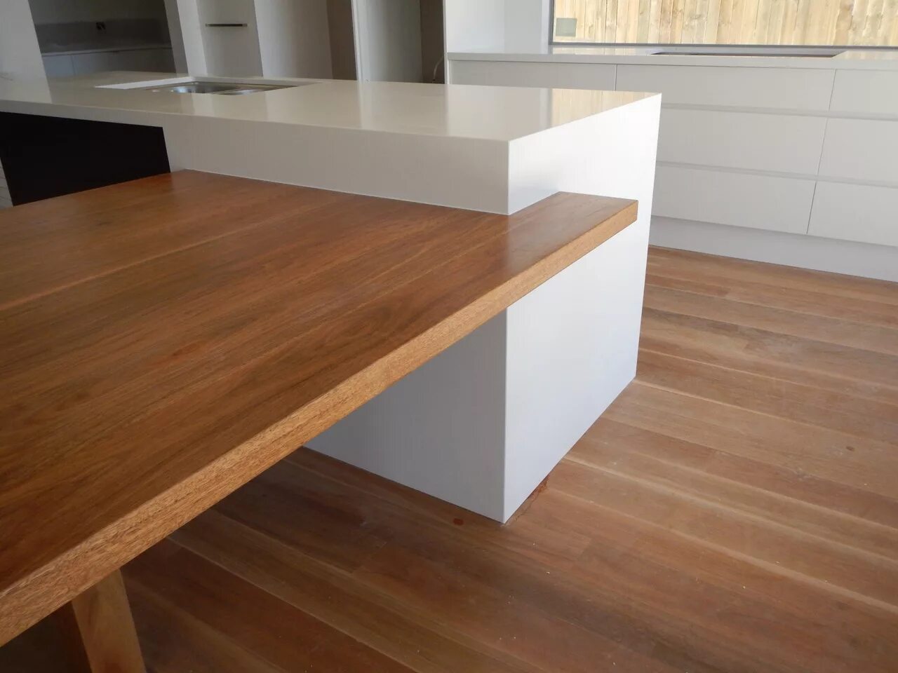 Engineered stone. Мебель с камнем. 4043 primordia caesarstone. Спаркл грейн белый столешница. Мрамор каррара столешница лорена кухни.