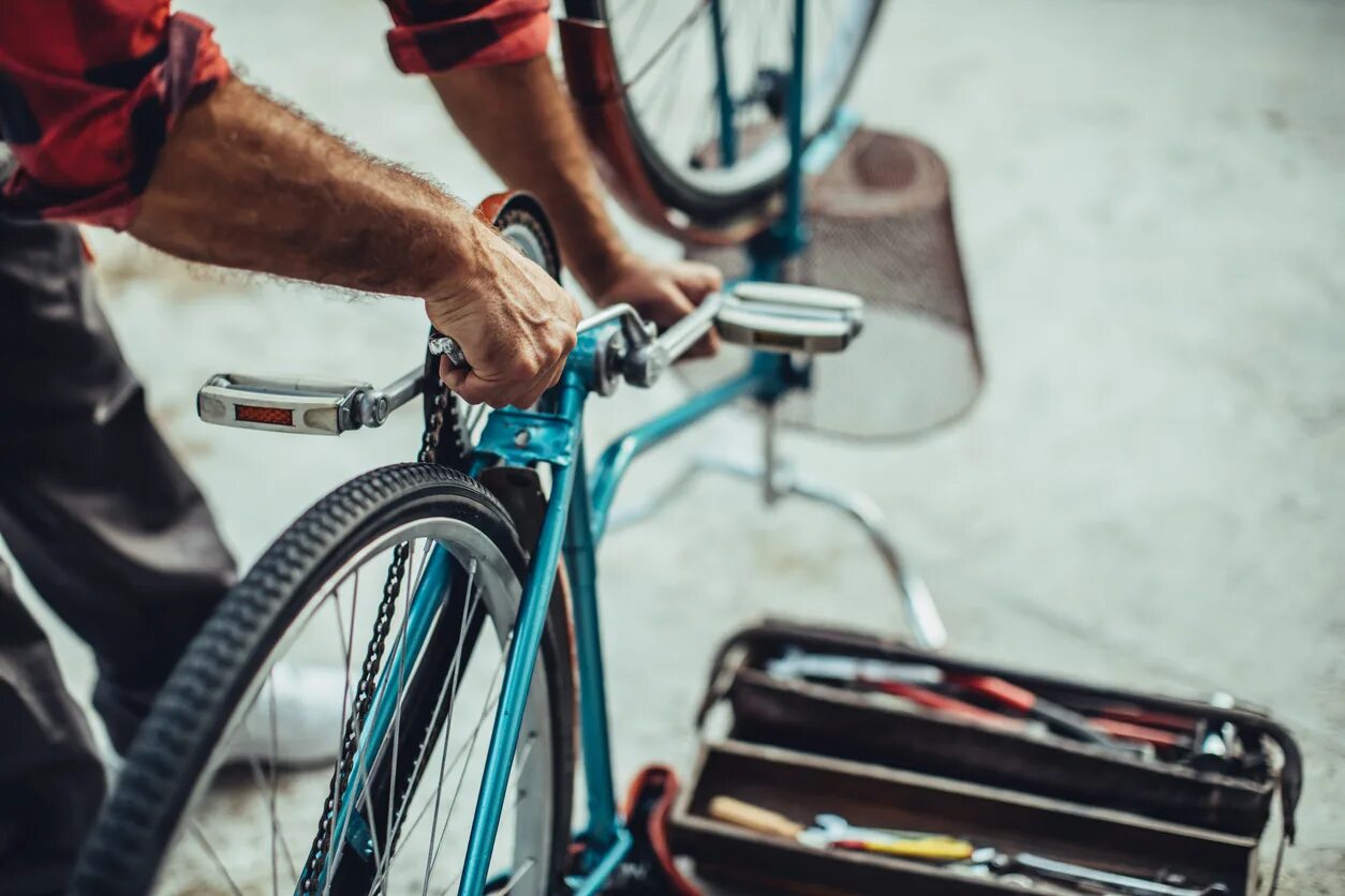 Вело сток. Фиксационный велосипед. Fixing Bicycle. Washing a Mechanic Cycling Bike. Bicycle Repair photo.