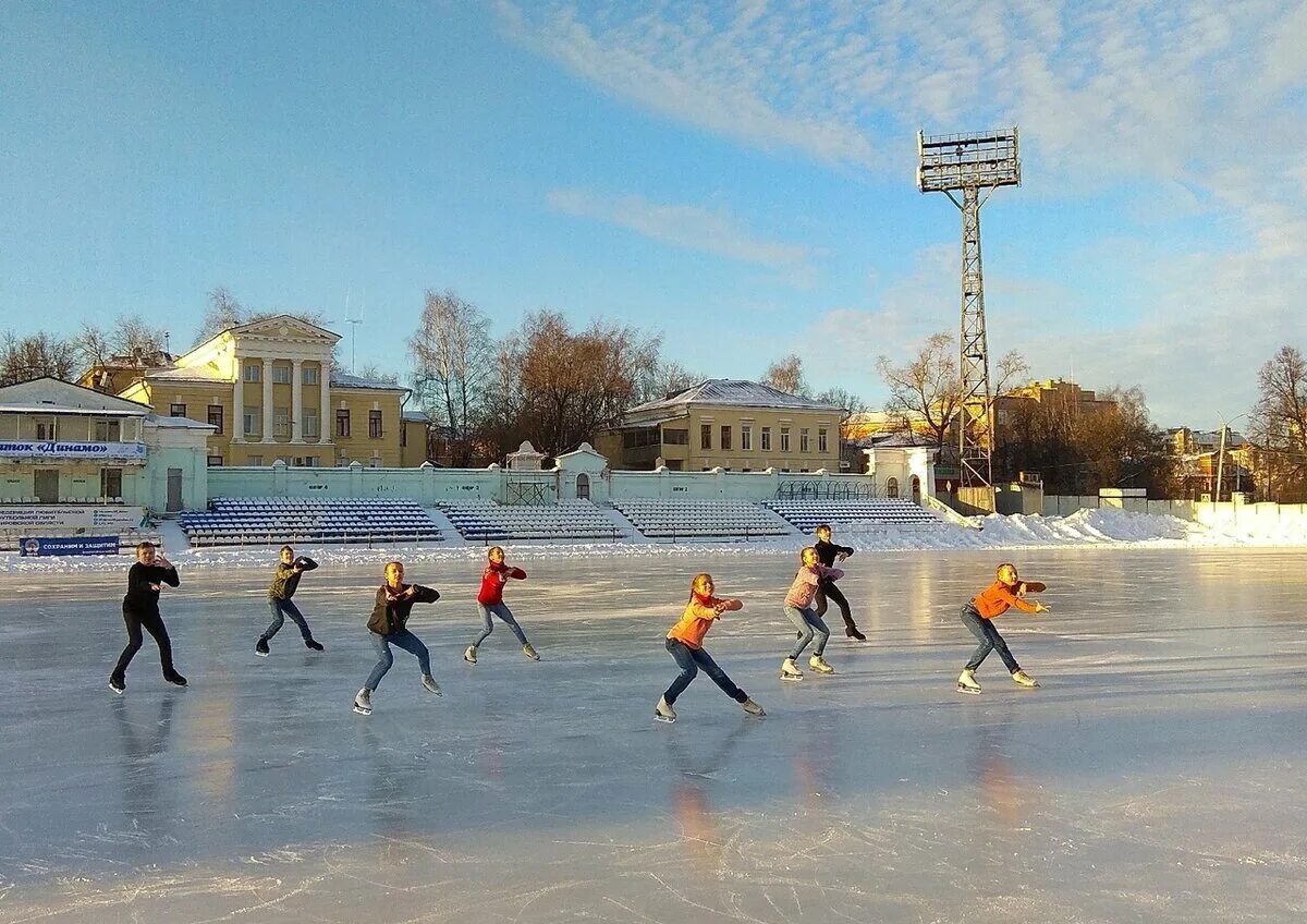 Стадион Динамо Киров катоеюк. Стадион Динамо Киров каток. Каток Динамо Кострома. Динамо Киров каток массовое катание. Каток киров цена