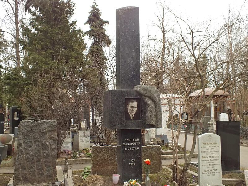 Новодевичье кладбище шукшин. Могила василия шукшина. Шукшин новодевичье кладбище. Памятник шукшину на новодевичьем кладбище. Шукшин новодевичье кладбище.