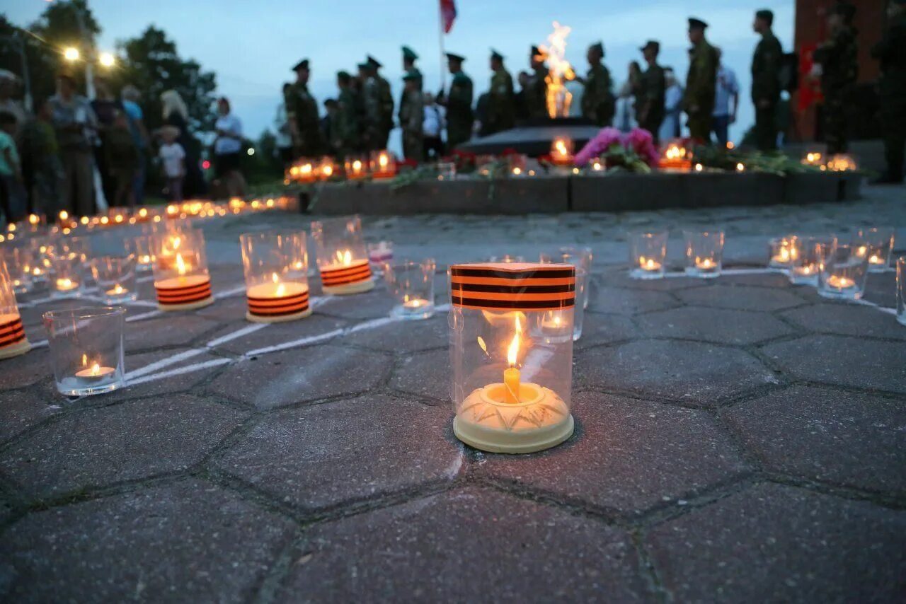 Фото акции памяти. Свеча памяти 22.06.2022 Дмитров. Свеча памяти. Свеча памяти и скорби. Горящая свеча памяти.