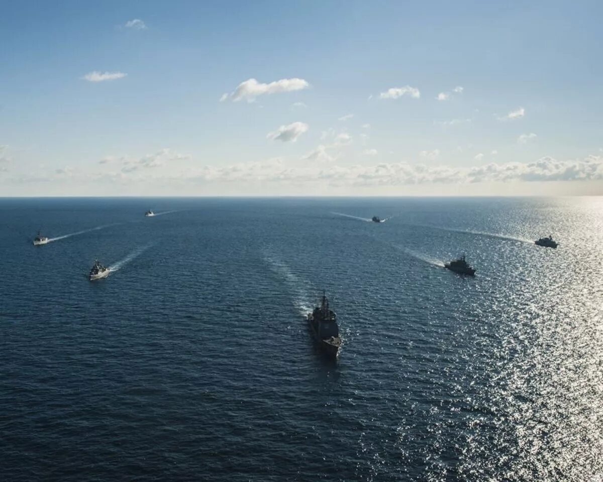 Открытое черное море. Военный корабль с берега. Море военное. Боевой вид на море.
