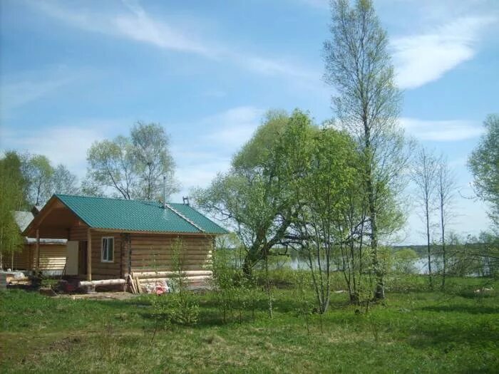 Продам дом на берегите. Деревенский домик на берегу волги. дом в деревне на волге. деревни в тверской области на берегу волги. домики на берегу волги тверская.