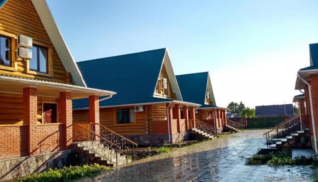 Снять домик на берегу белой. Умба белое море гостиница. Снять домик на берегу белой. Гостиница у святого озера в шатуре. Озеро святое шатура saint lake.