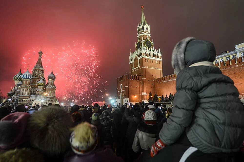 Многие события нового. Новый год в России. Новый год в России красная площадь. Люди на площади в новый год. Люди на красной площади в новый год.