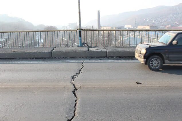 Рудневский мост Владивосток. Рудневском мосту во Владивостоке. Во Владивостоке треснул мост. Трещины в мосту.