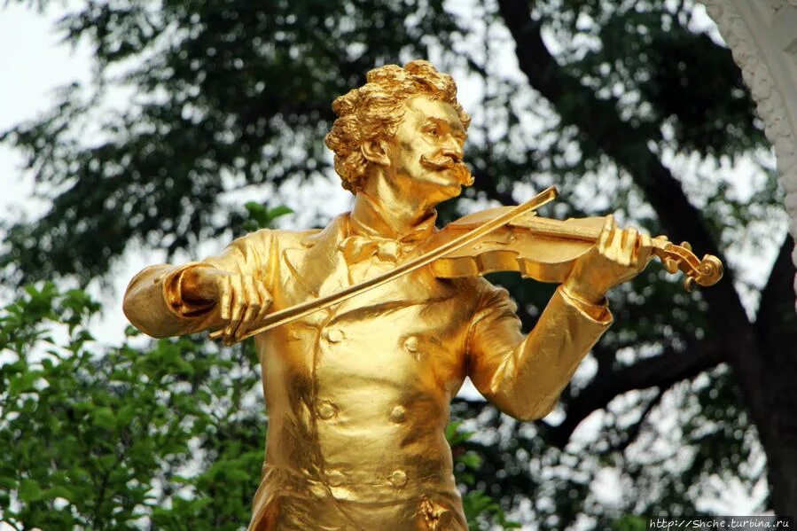 Памятник виолончелисту в москве. Иоганн штраус статуя в вене stadtpark. Австрия вена иоганн штраус. Звучащие памятники. Памятник штраусу в вене.