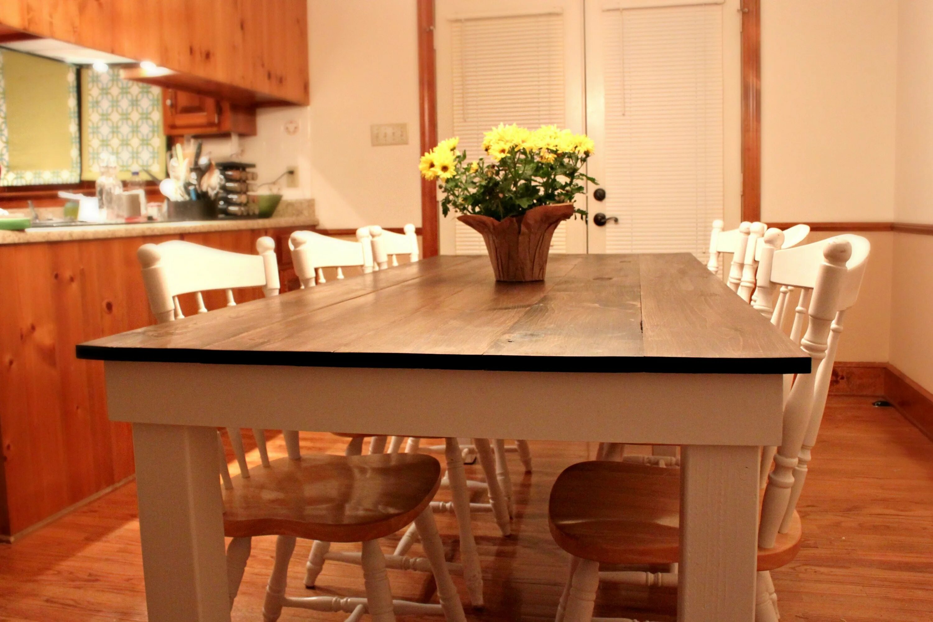 Стол новое слово. Стол на кухню. Большой стол на кухню. Кухонный стол на кухне. Необычные кухонные столы.