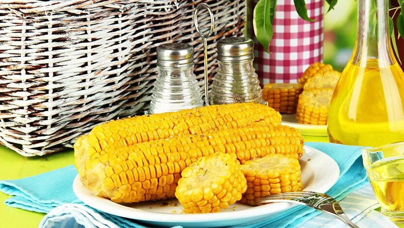 Диетическая кукуруза. Кукуруза на диете. Кукуруза девочка. Кукурузная каша для похудения. Девушка ест кукурузу.