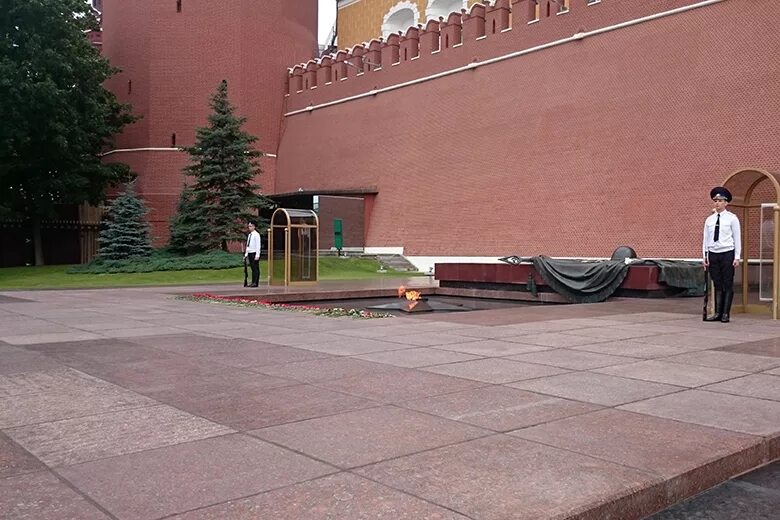 москва вечный огонь могила неизвестного солдата. вечный огонь у кремлевской стены в александровском саду. мемориал неизвестного солдата у кремлевской стены в москве. мемориал могила неизвестного солдата. огонь у кремлевской стены.