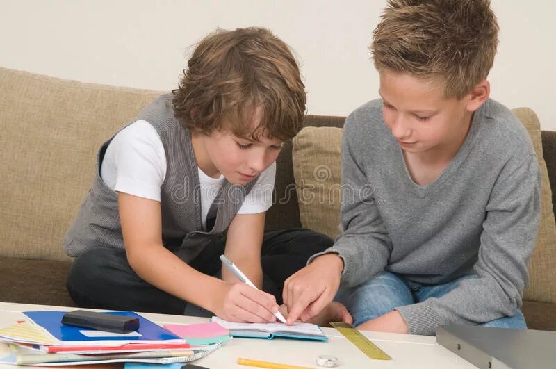 They doing their homework. 2 Друга делают уроки. The Kids are doing their homework..