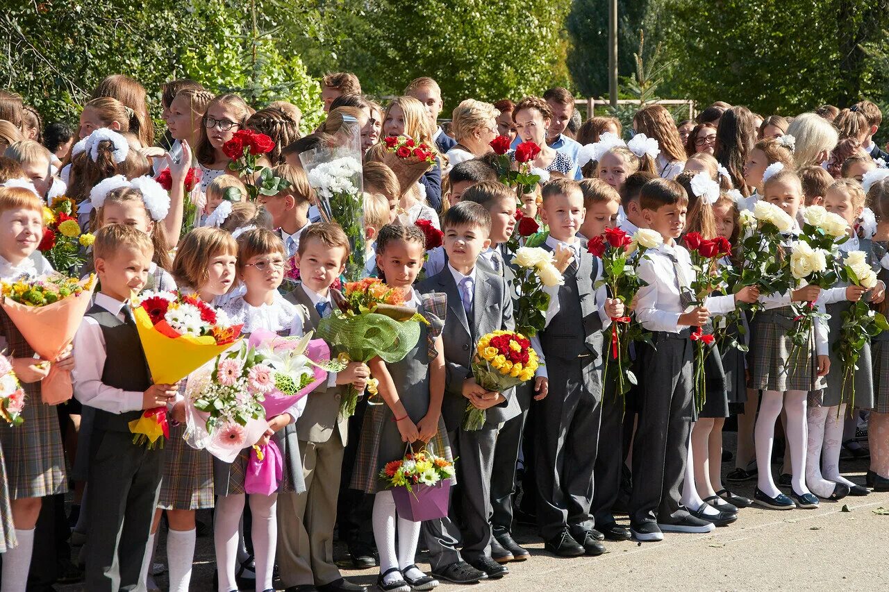 Линейка 1 апреля в школе