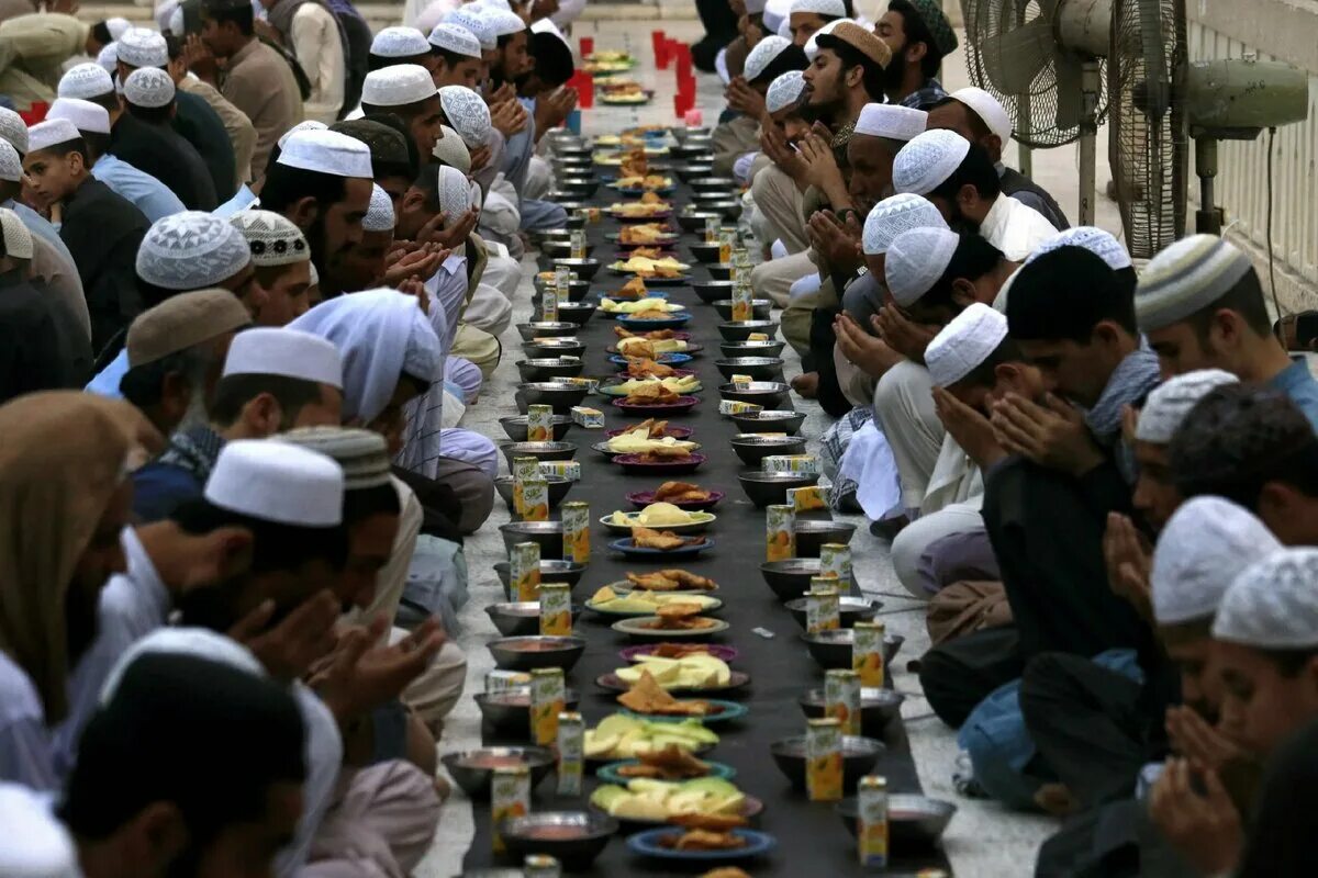 Что такое разговение в рамадан. Пост Рамадан ифтар. Рамазан ифтар мусульман. Рамадан в Египте. Рамадан в Алжире.