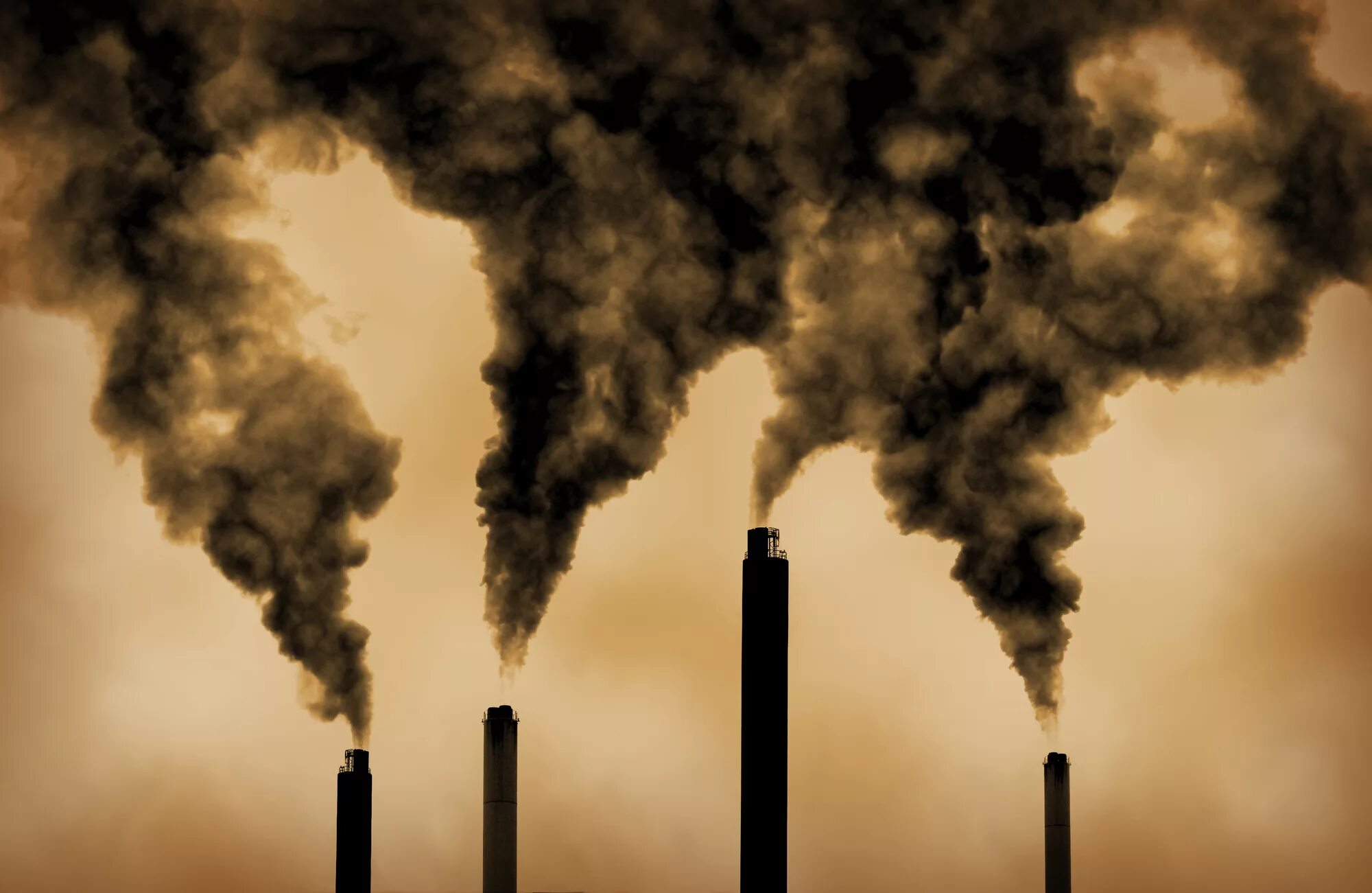 Выброс токсичных веществ. Выбросы в атмосферу. Загрязнение воздуха. Трубы завода дымят. Экология загрязнение воздуха.