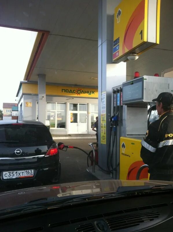 Лучший по профессии водитель роснефть. Отзывы роснефть водители. Бензовоз на азс. Лучший по профессии водитель роснефть. Бензовоз роснефть.