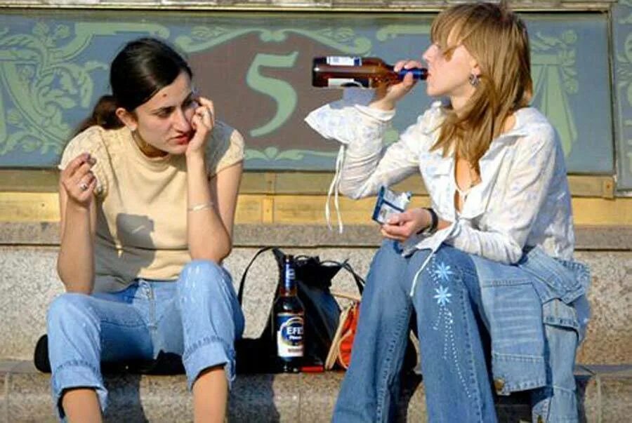 Курящие и пьющие друзья. Молодежь с пивом. пьющие и курящие девушки. подростки пьют на улице.