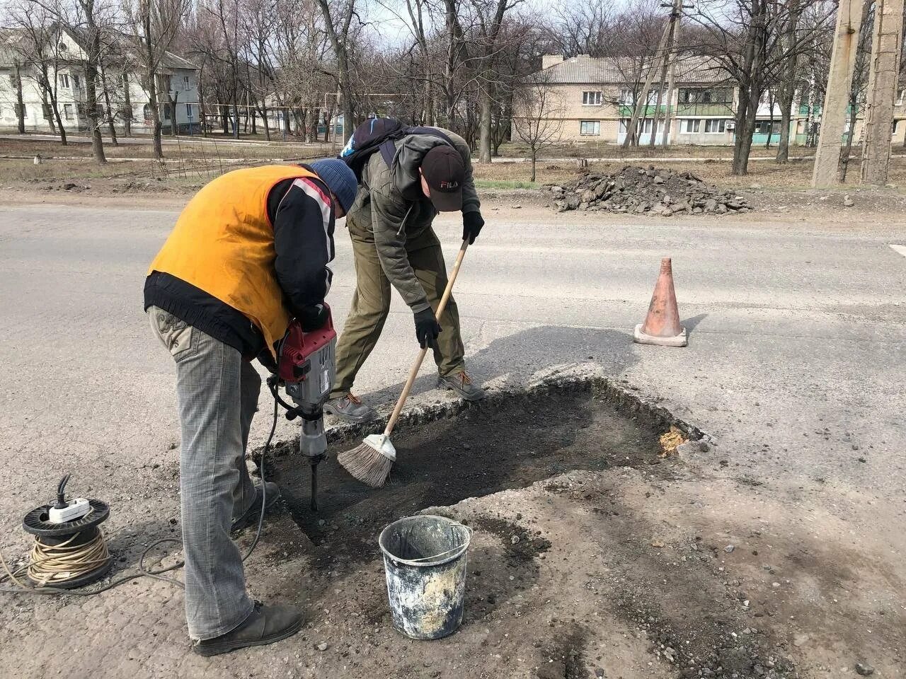 Дороги в Ясиноватой. Ремонт дороги тротуарная плитка. Восстановление дорог Ясиноватая. Ясиноватая Донецкая область ремонт дорог фото.