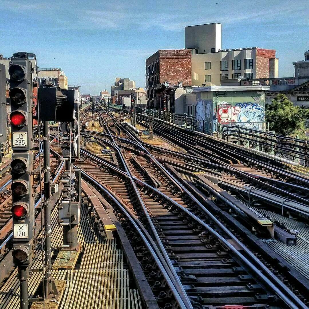 Метрополитены сша. Метрополитен Нью-Йорка. Метро Нью Йорка. Поезд метро Нью-Йорка. Наземное метро Нью-Йорка.