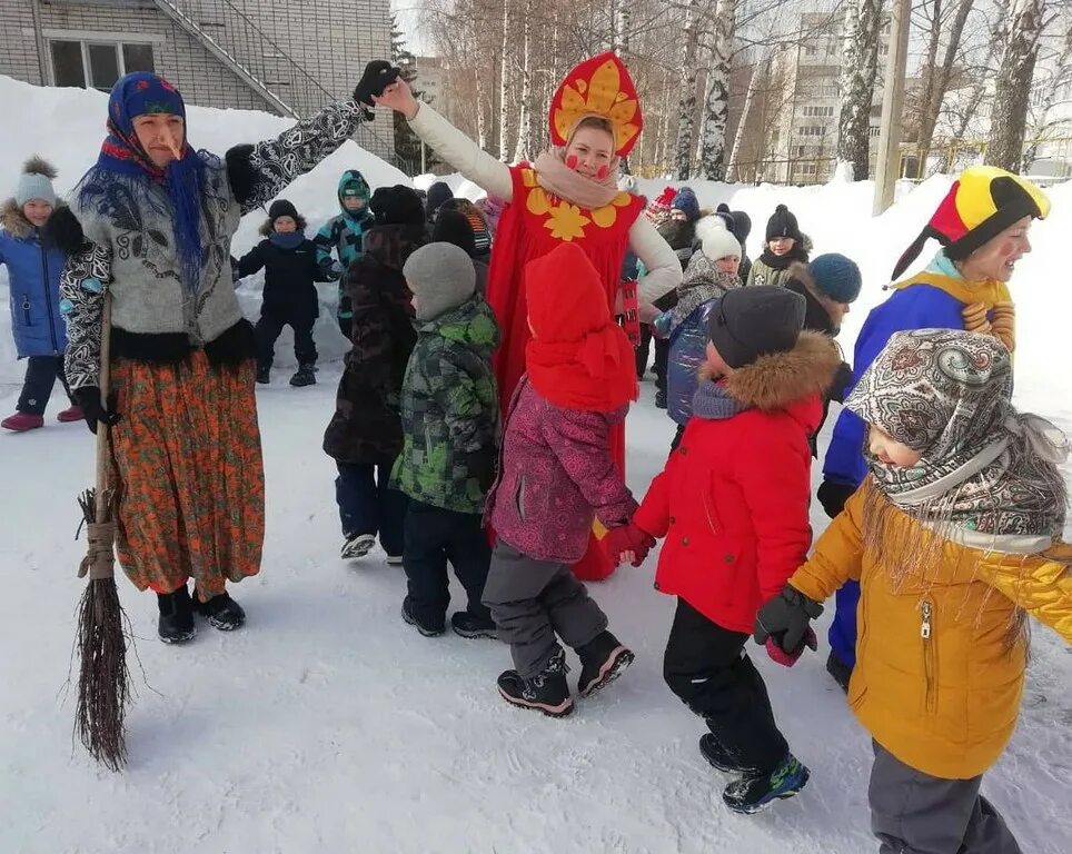 Какие игры проводят на масленицу. Масленица в детском саду. Игровая для детей Масленица. Забавы на Масленицу. Масленичные гуляния в детском саду.