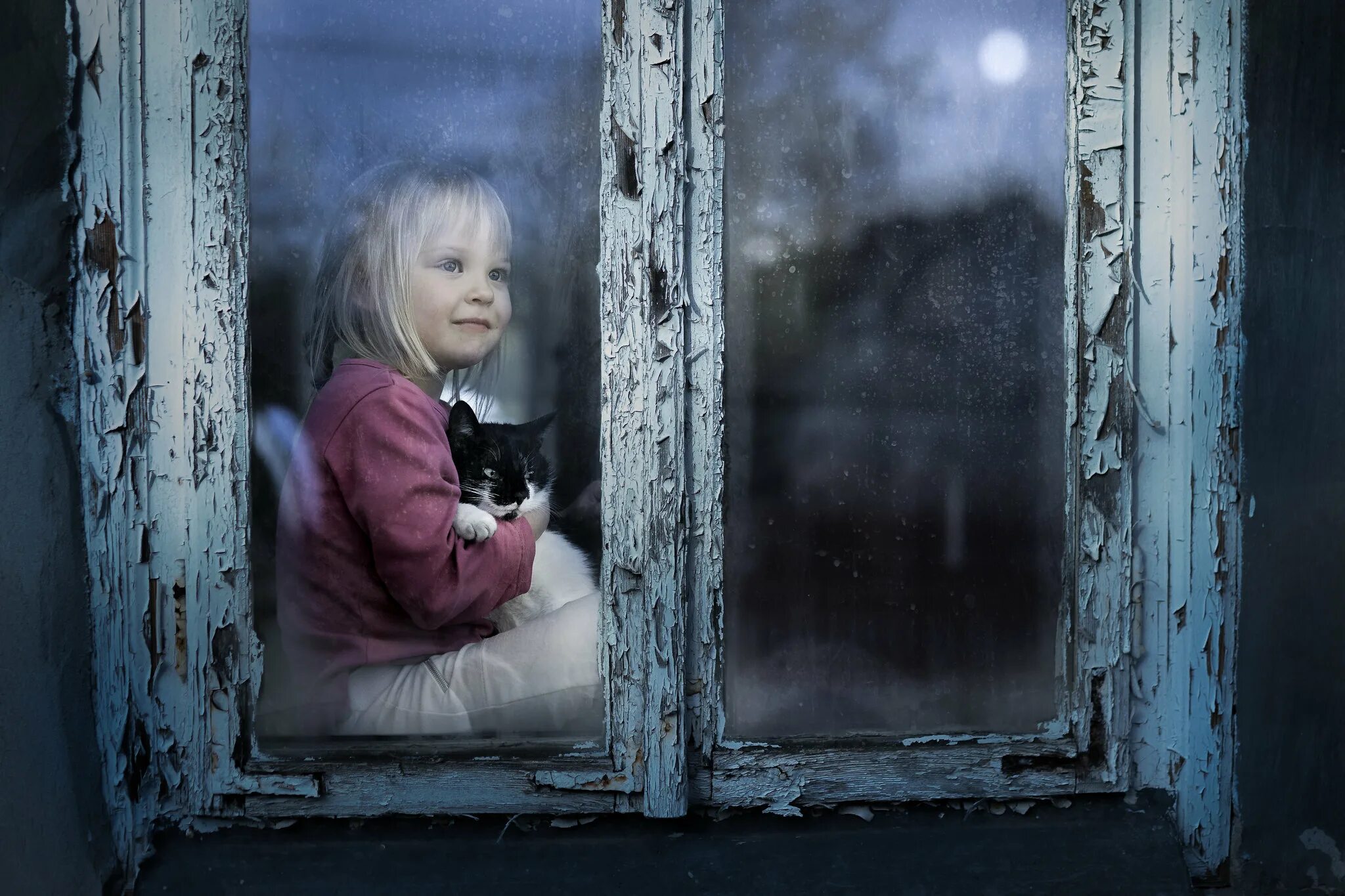 Девочка у окна. Взгляд в окно. Маленькая девочка у окна. Человек за окном.