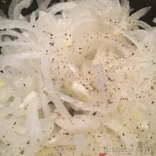 Лук с солью и сахаром