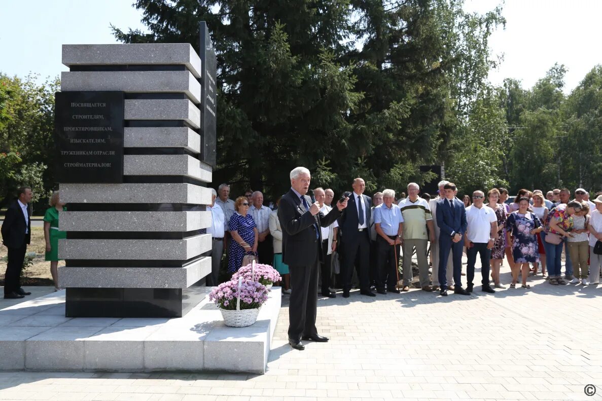 Памятные знаки Барнаула. Алтай памятник строителям. Памятный знак дорожникам. Открытие памятника строителям в Барнауле.