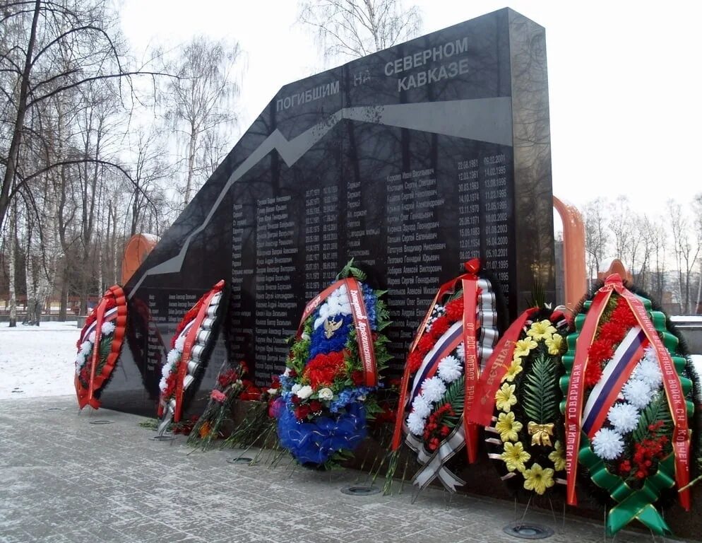 Память русских солдат. Памятник воинам погибшим в Чечне. Обелиски погибшим в Чечне в России. Памятники воинам Чеченской войны в России. Мемориал российским воинам в Чечне.