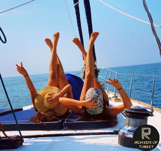 роскошная девушка на яхте. роскошный образ жизни. богатые друзья. красивая пара на яхте. коллекция машин кайли дженнер.