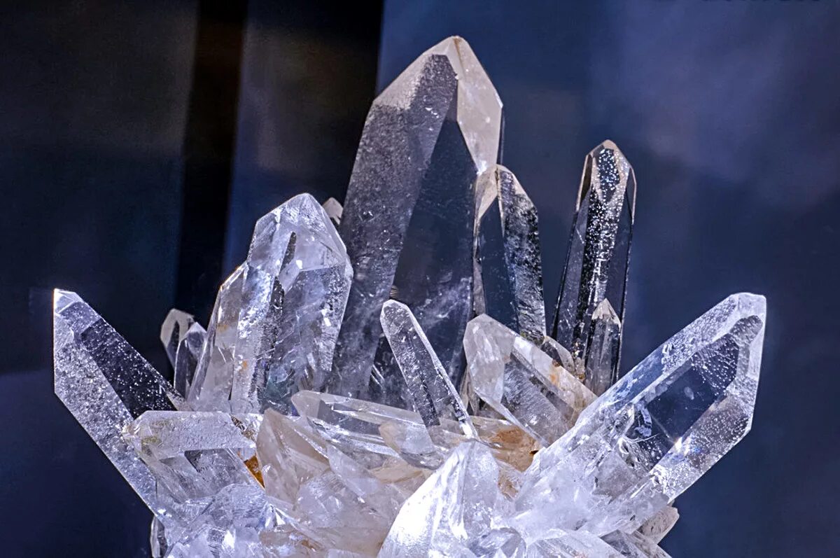 Кварц (горный хрусталь). Горный хрусталь минерал Урал. Горный кварц камень. Монокристаллы Алмаз и кварц.