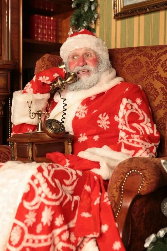 Бесплатные номера дедов морозов. Дед Мороз с телефоном. Номер Деда Мороза настоящего. Русский дед Мороз с телефоном. Настоящий номер Санта Клауса.