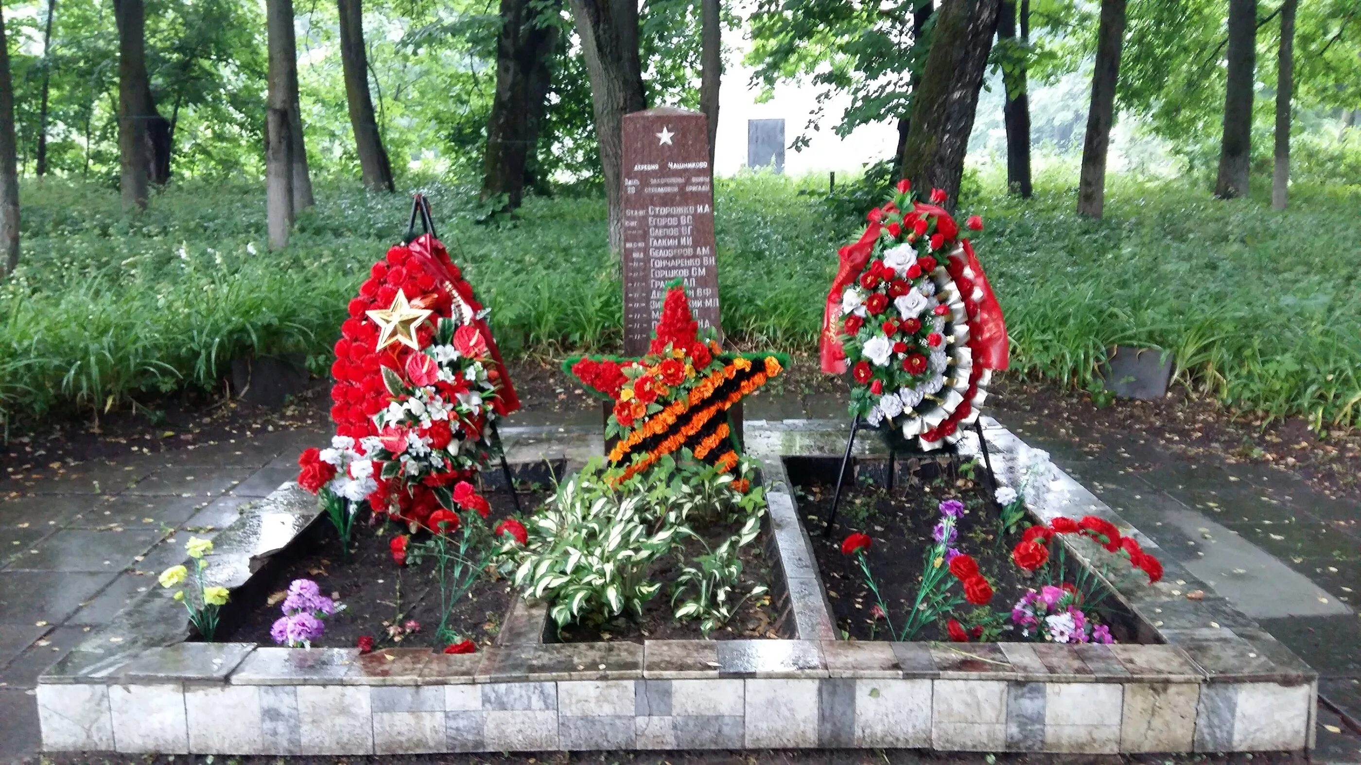 Братские могилы братские могилы. Надпись на братской могиле в хатыни. Над братской могилой много людей. Памятники калининграда братская могила советских воинов. Памятник советским воинам в таллине.