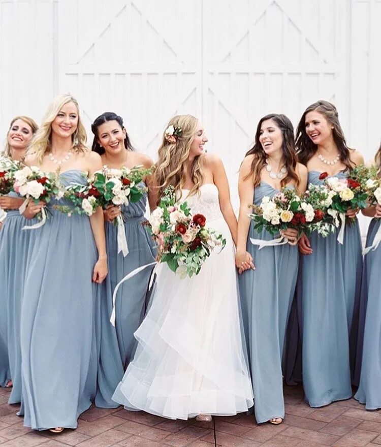 Подружки невесты в золотых платьях. Образ подружки невесты 2022. Стиль свадьбы цвета. Платье подружки невесты. Айвори шампань подружки невесты.