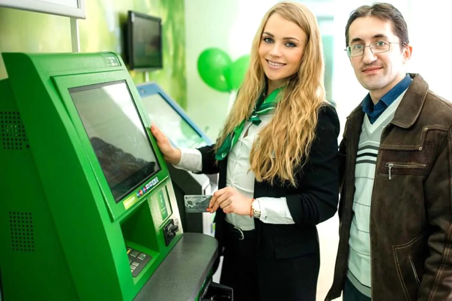 Тинькофф работа. Бизнесмен в банке. Подработка в банке. Банковский работник. Работник банка.