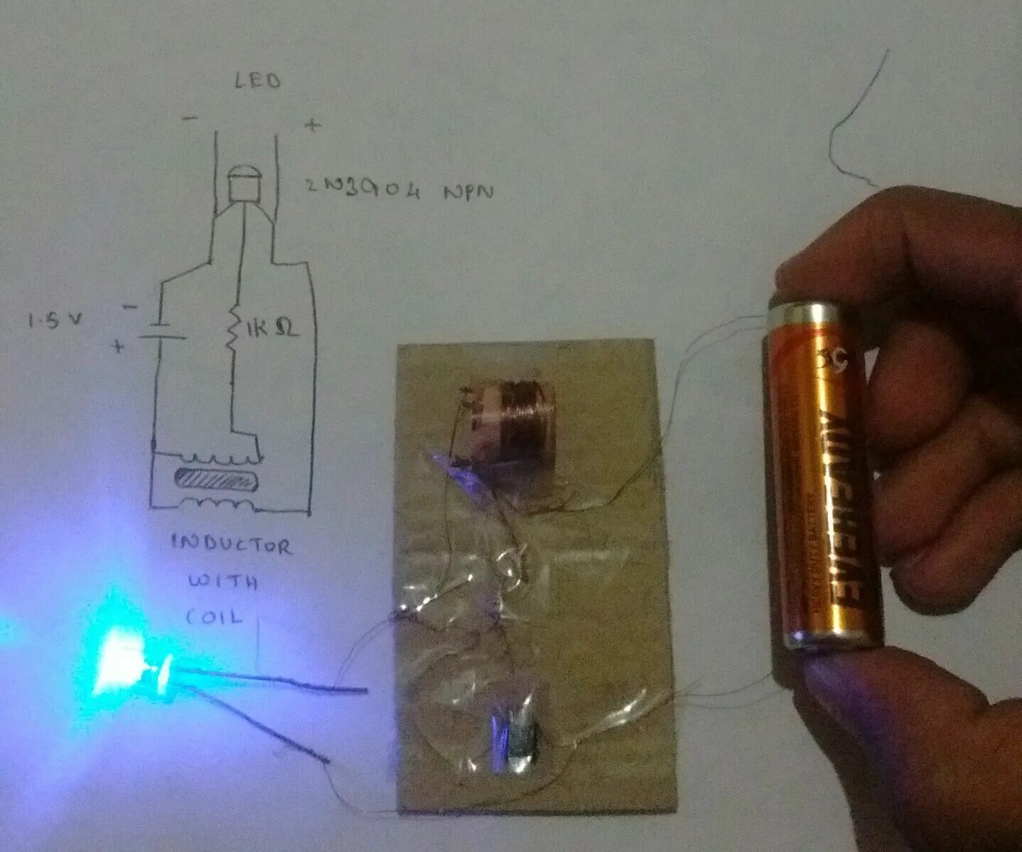 Светодиод от батарейки 1.5 вольта. Схема подключения светодиода от батарейки 1.5 v. Светодиоды 1.5 вольт. Светодиод 12в от батарейки. Толя подключил к батарейке красную лампочку